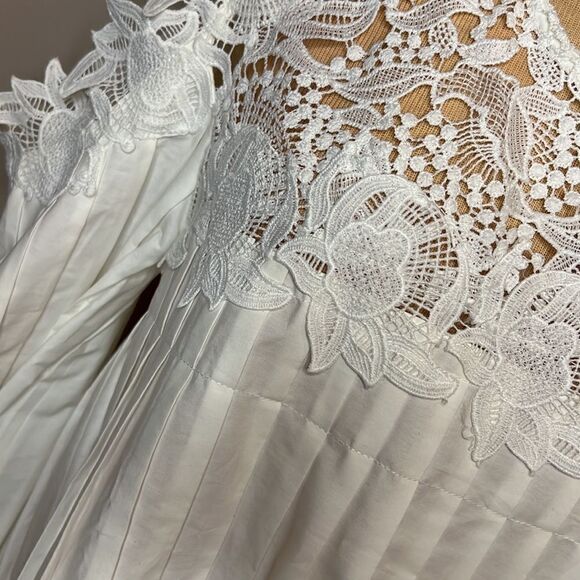 NWT Juliette Pleated a white Blouse with Lace Trim - Size Small - Picture 8 of 14